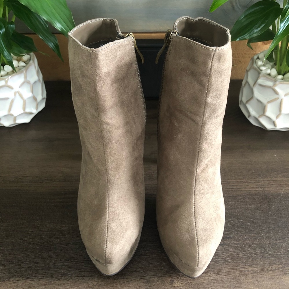 Chinese Laundry Ultra Suede Taupe Size 6 “NWOB”